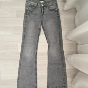 Grå bootcut jeans - Säljer ljusgråa low waist jeans. De är från Gina Young i storlek 164 men passar som en XS/34. 