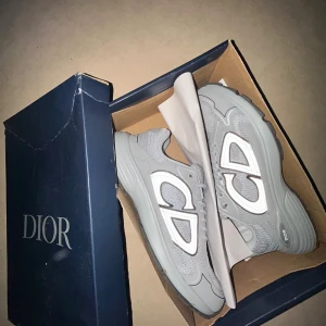 Grå Dior B30 sneakers med reflekterande detaljer - Dior b30 helt grå och helt oanvändt. Priset kan diskuteras vid snabb köp!
