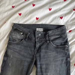 Grå jeans från LTB - Säljer ett par grå jeans från LTB, knappt använda. Nypris är 600kr, storlek 27x34