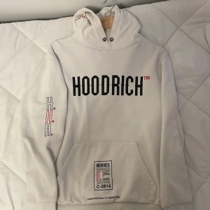 Hoodrich hoodie - Jag säljer min hoodrich trlja. Den är i jättebra skick och är helt fläckfri. Om du har frågor eller funderingar så är det bara att höra av sig.