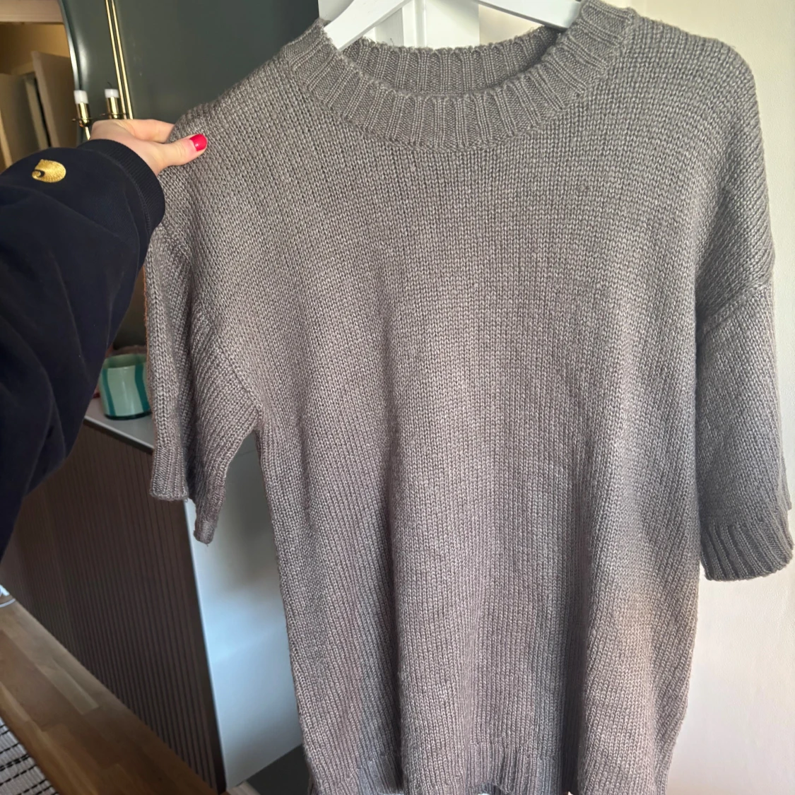 Beige/grå stickad tröja med kort ärm - 1