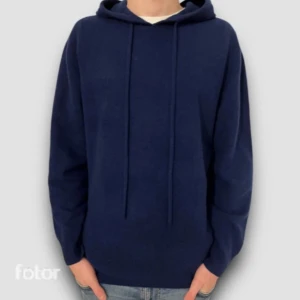 Marinblå hoodie i merinoull  - Mysig marinblå hoodie från Zantiore i kashmir. Tröjan har huva med snörning, långa ärmar och ribbade muddar. Perfekt för dig som gillar en stilren och enkel look med lyxig känsla. Passar dig som vill ha något både bekvämt och snyggt. Storlek S men är lite liten i storleken. Hör av dig vid funderingar så svarar jag direkt!