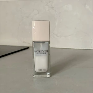 Dior - Forever Glow Veil Primer - Säljer en Dior Forever Glow Veil primer som kommer i en glasflaska med ljusbeige lock. Primern har ett lätt skimmer och ger därför glow. Perfekt som bas innan foundation för en jämn finish.