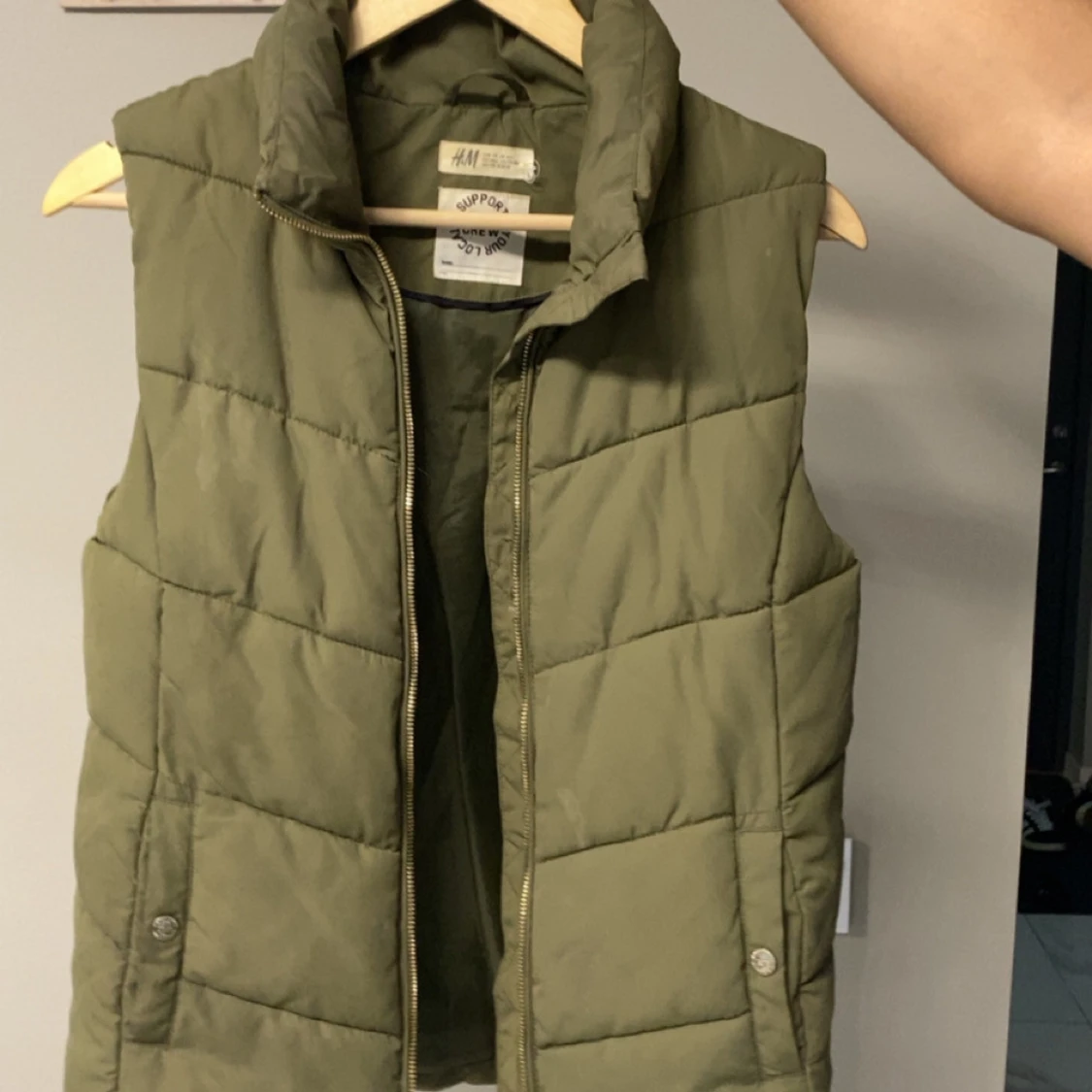 Olivgrön quiltad dunväst från H&M - 1