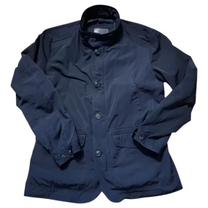 Fieldjacket/Overshirt från Massimo Dutti - Säljer en fett Fieldjacket från Massimo Dutti! Perfekt nu när det är kallare ute samtidigt som den är snygg och lätt att matcha med!   Strl: L (passag nog M)Skick:9/10  Vid frågor är det bara att höra av sig! Kan gå ner i pris vid snabb affär!