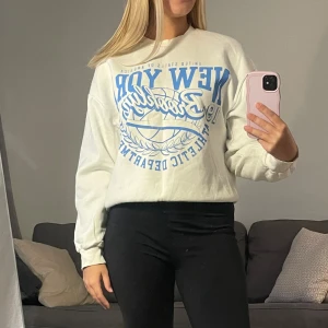 New York sweatshirt  - Snygg vit och blå New York sweatshirt. Perfekt för en avslappnad och sportig stil och super varm och mysig att ha på vardagen! Passar både xs, s och m i storleken. 😊