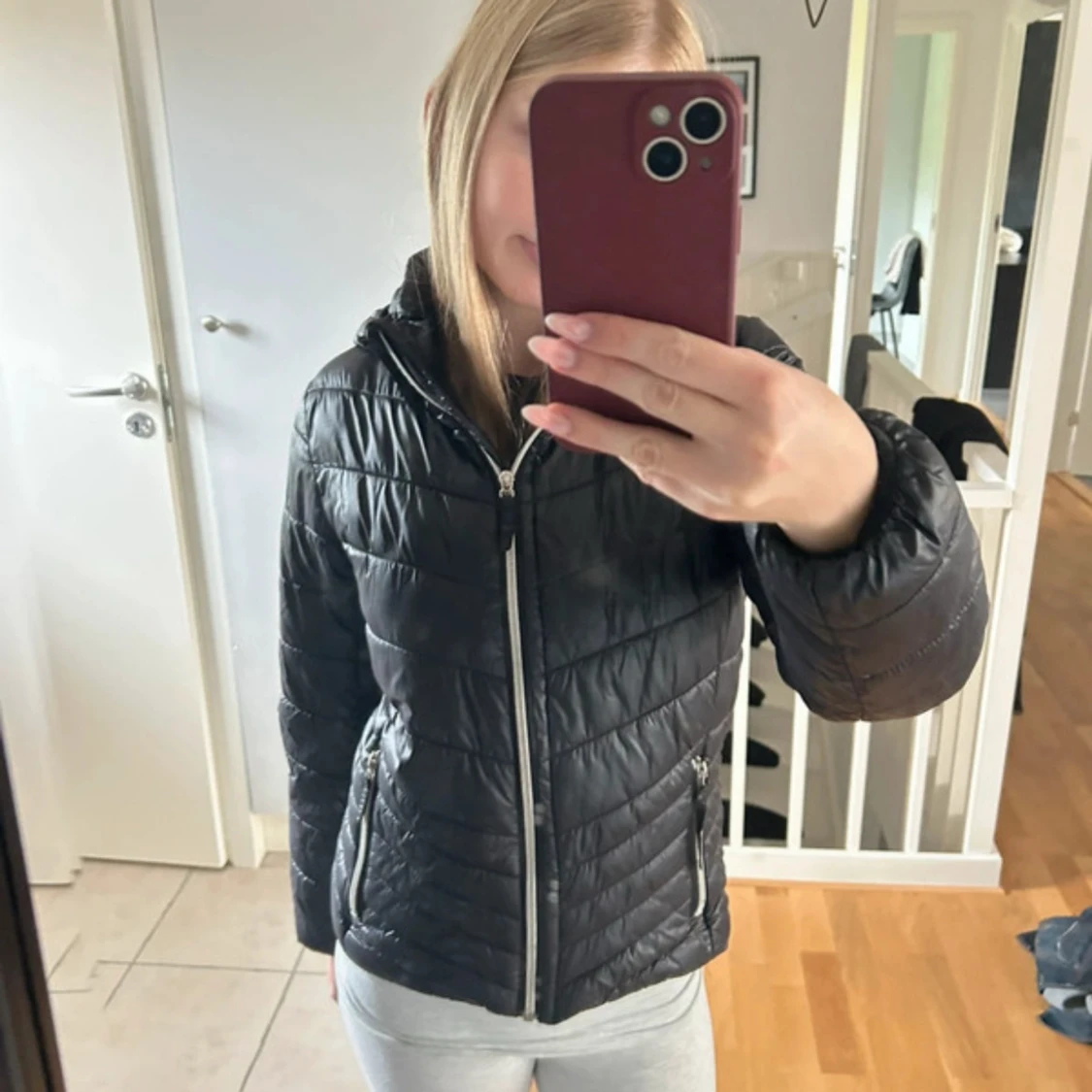 Svart pufferjacka med huva - 1