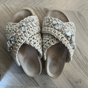 inukki tofflor  - jätte fina inukki tofflor, köpt i somras så väldigt bra skick. säljs pga för att dom är lite för stora för mig, nypris 2159kr och säljer för 1599, men pris kan diskuteras!💕💕💕