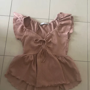 Rosa blus med volang och knyt - Supersöt ljusrosa blus som inte kommer till användning längre