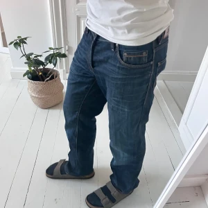 Hugo boss jeans - Hugo boss orange jeans. W33 L32 , modellen är 180 cm och 75 kg. Mått A: 43  cm, B: 105 cm. Kom med frågor!  