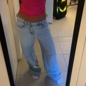 Ljusblå wide jeans med låg midja - Säljer ett par ljusblå jeans med låg midja och  breda ben. Använda endast en gång 