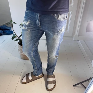 Jack and Jones jeans  - Jack and Jones jeans slim fit gleen stretch , Mått A: 40, B: 99  cm. Modell: Slim fit / Gleen. Modellen är 180cm 75 kg och bär W31 L32 ✌️