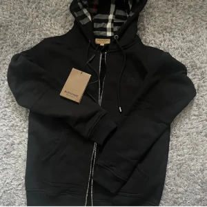 Burberry kofta svart  - Säljer min burberry zip eftersom den är för stor för mig. Den är storlek . Den har inga defekter. Om du är intresserad är det bara att höra av dig. Mycket bra skick. Pris kan diskuteras