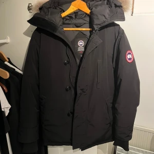 Canada goose chateu - Canada goose chateu i storlek S, den absolut bästa vinter jackan någonsin, bytte en moncler jacka med en kompis för att få denna så har tyvär inget kvitto, säljer för att den är för liten på mig