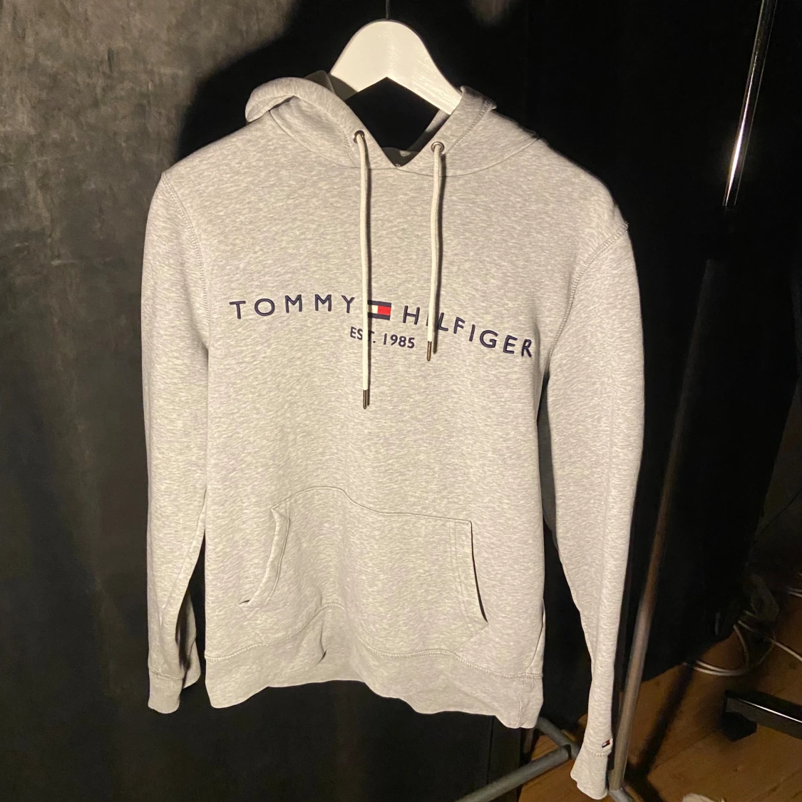 Grå hoodie från Tommy Hilfiger