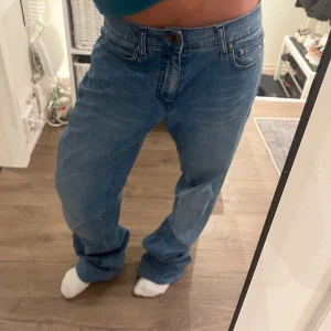 Tommy Hilfiger Jeans  - Säljer dessa Tommy Hilfiger Jeans då dom är lite för stora för mig storlek 29/34. Jag är ca 155cm lång Midja : 39x2 cm (liggandes) 