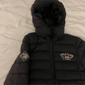 Svart pufferjacka Polo Club S - Svart pufferjacka från Polo Club. Nästan oanvänd men säljer då de är man modell😁jackan är i storlek S men jag uppfattar den som stor i modellen, så passar även M!