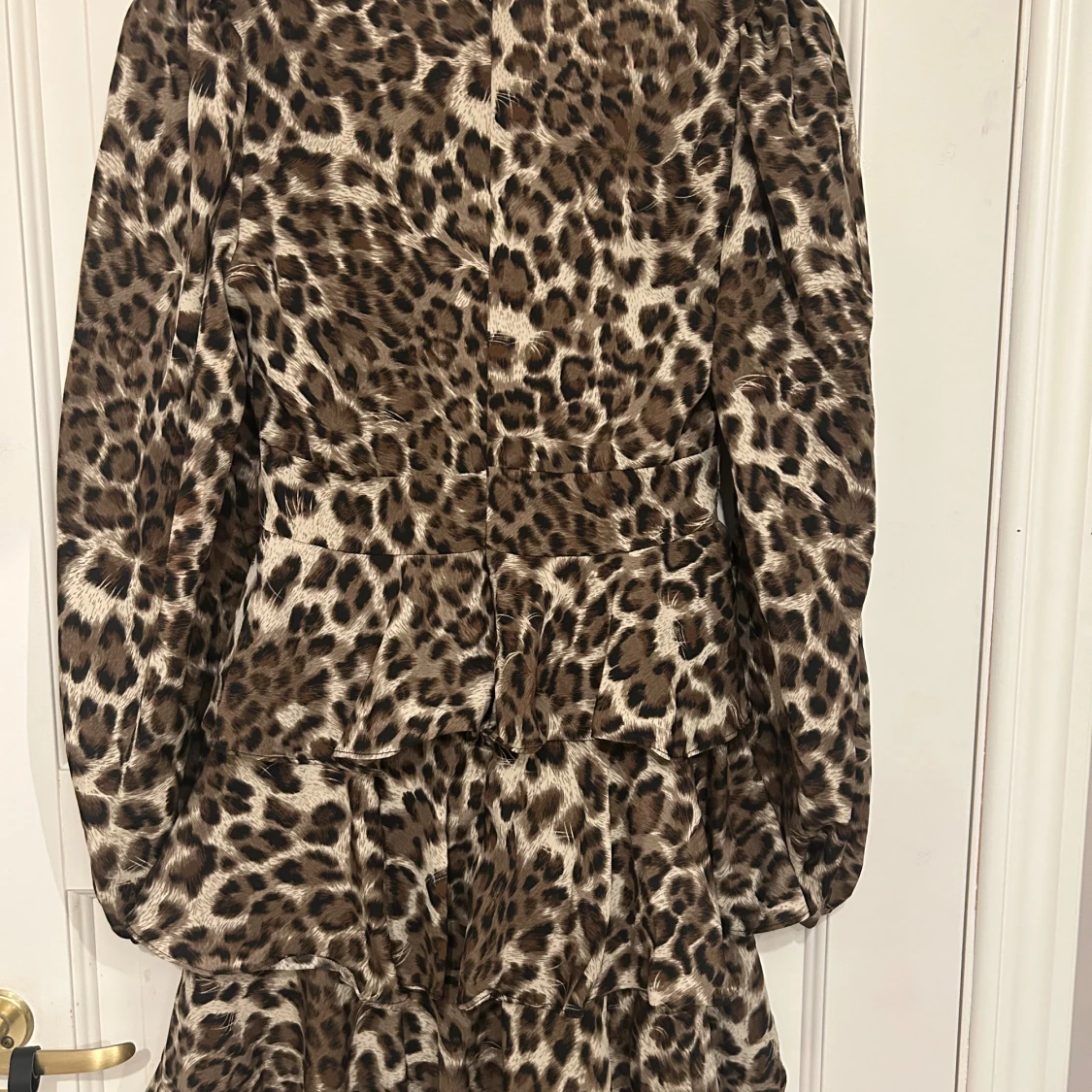 Leopardmönstrad volangklänning - 1