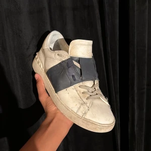 Valentino Garavani sneakers vit/svart - Valentino skor🙌