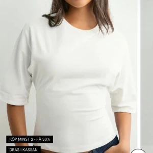 Vit croppad topp med knyt i ryggen - Säljer en vit croppad topp med halvlånga ärmar och snygg öppen rygg med breda knytband. Jätteskön att ha en vanlig skoldag men man kan också ha det när man ska ut med sina vänner eller bara vill vara fin fixad🥰knappt använd och jätte skön och bra kvalitet🩷