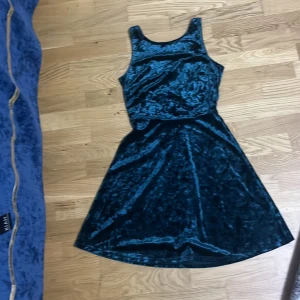 Fest/ vardag kläning  - Mörkgrön har prisslapp kvar, aldrig använt! Jätte fin färg 