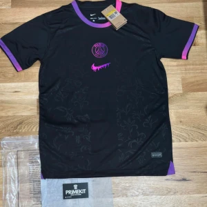 Psg Noir Special Player Edition - Säljer en hely ny Psg Noir Special Edition. Den är playet edition alltså en av de högsta kvalitet. TVEKA INTE ATT SKICKA EN BUD