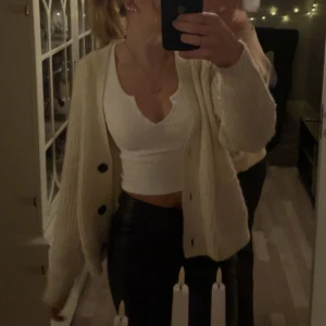 Krämvit stickad kofta med knappar  - Säljer en krämvit stickad kofta som är jätte skön .