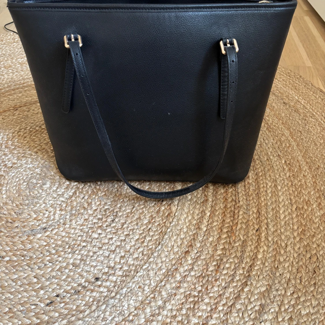 Svart axelväska från H&M i skinnimitation