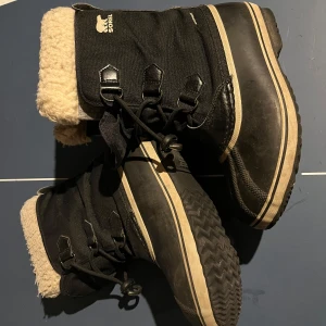 Svarta vinterboots från Sorel - Säljer ett par svarta vinterboots från Sorel. Skorna är i gott bruksskick och har lätt ett antal vintrar kvar. 