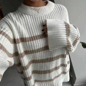 Randig oversized stickad tröja - Säljer superfina stickade tröjan från Gina. Jättefint skick💗