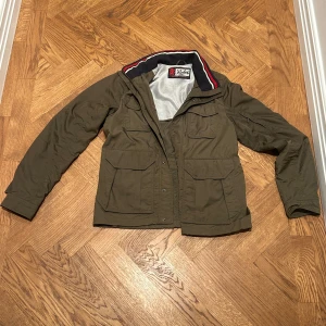 Replay field jacka - Riktigt snygg replay jacka. Den är i extremt bra skick. Storleken på jackan är M. Hör av er vid frågor eller funderingar!