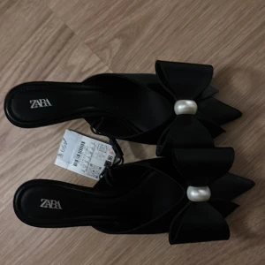 Klackar från Zara  - Säljer dessa underbara fina klackarna från Zara i storlek 36😍😍Aldrig använda pga av att de är för små:(((( Perfekta klackar till nyår!!! 