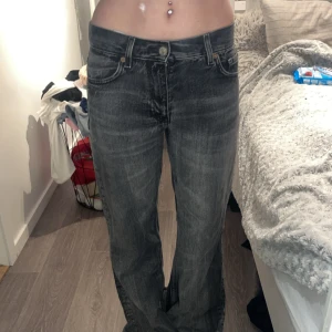 Mid waist jeans - zara - Säljer en par utsvängda jeans från Zara i mid waist-modell.  ✅ Storlek: XS / 34 ✅ Köpta för 399 kr (prislapp kvar) – säljes för 150 kr ✅ Fint skick!  👉 Det enda är att längst ner vid fötterna har jag klippt upp lite. För att de ska bli helt perfekta behöver de sys upp igen. Jag själv vill inte göra det eftersom jag inte vill riskera att sy fel – men för den som kan (eller lämnar in dem snabbt hos en skräddare) blir de som nya igen!