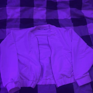 Vit zip-up hoodie från 157 - Säljer en clean vit zip-up hoodie från lager 157 i storlek S. Två fickor (ganska små). Sällan använd. Bekväm i materialet. 