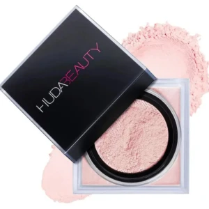 Huda Beauty löspuder i olika nyanser - Säljer Huda Beauty Easy Bake Loose Powder i fyrkantig burk med svart lock. Finns i flera nyanser: rosa, beige, gul och vit. Perfekt för att sätta sminket och ge en matt finish. Silkeslen formula som smälter in i huden och ger ett flawless resultat.