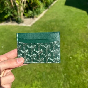 Grön Goyaard korthållare  - Snygg Grön korthållare, nytt skick(aldrig använd), kommer med etikett och låda. Skriv om du har några frågor eller andra funderingar! 