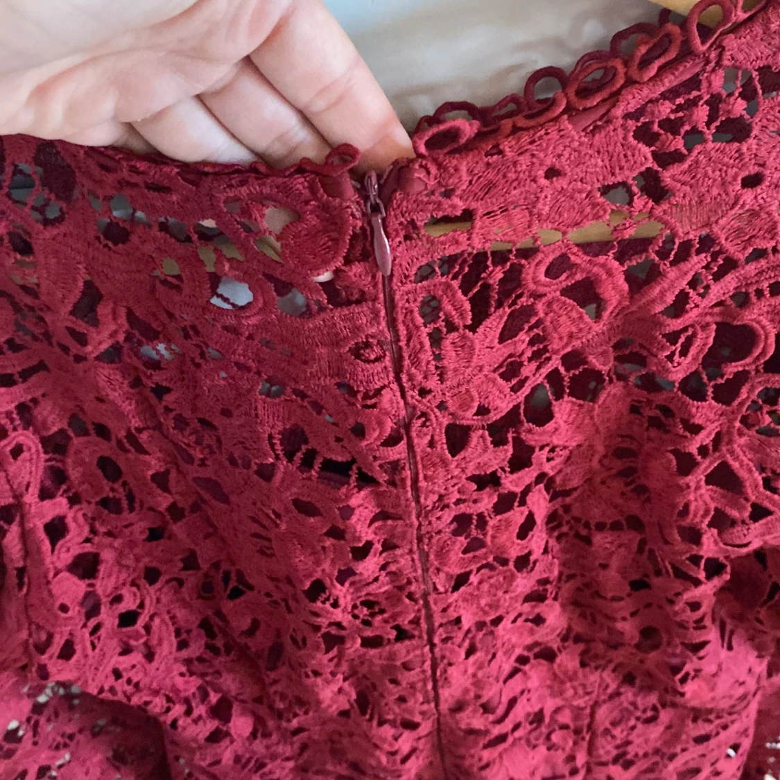 Vinröd spetsklänning med volang - 2