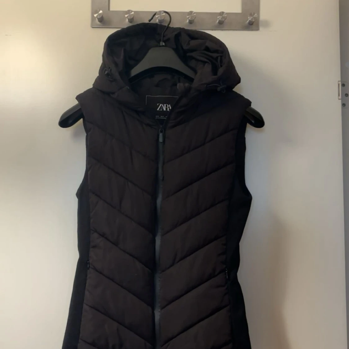 Svart dunväst med huva från Zara - 1