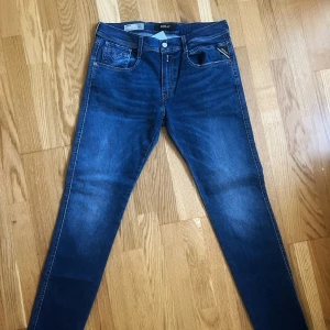 Replay Jeans - Replay jeans – herr, slim fit (knappt använda) Snygga mörkblå jeans från Replay, modell med smal passform och lätt stretch för extra komfort. Klassisk femficksdesign med Replay-logga på myntfickan. Jeansen är i mycket fint skick – använda endast ett fåtal gånger, inga skador eller fläckar.