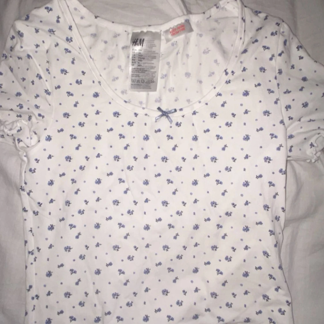 Vit blommig pyjamas topp med rosett