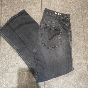 Dondup jeans nya modellen - Dondup jeans (George). Nya modellen. Snygga slitningar/färgskiftningar. Storlek 31. Finns mindre defekt vid skrevet men får enkelt att laga. Hör av dig vid frågor.
