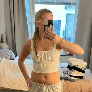 Vit croppad linnetopp  - Supersöt vit croppad linnetopp, helt ny och väldigt bekväm i materialet💕💕