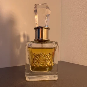 Juicy Couture parfym 50ml - Juicy Couture parfym ”Viva La Juicy EdP”. Saknar rosetten och har använts fåtal gånger. Flaskan är 50 ml, är strax över 40 ml kvar. Skickar snabbt :) 
