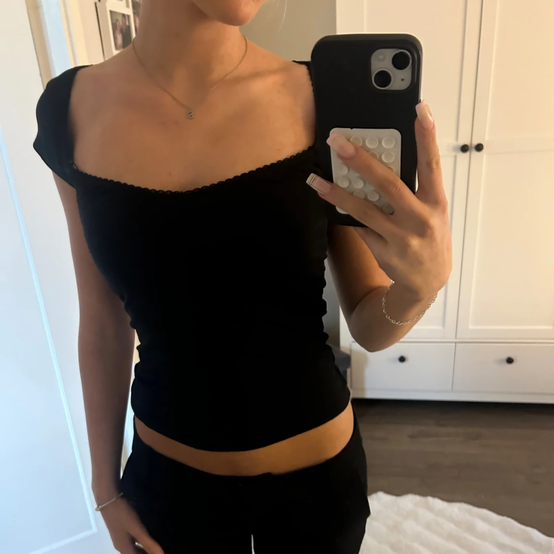 Svart croppad topp med fyrkantig hals