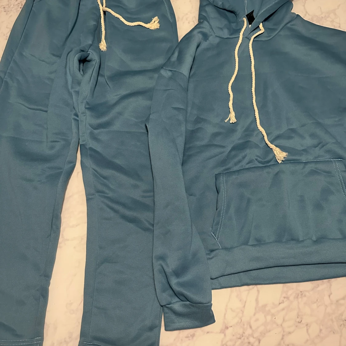 Blå hoodie med vit snörning - 1