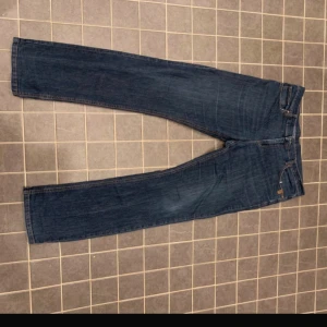 Mörkblå jeans från Sand, stretch - Snygga mörkblå jeans från Sand i klassisk rak modell med stretch för extra komfort. Jeansen har fem fickor, diskreta sömmar och en stilren look. Perfekta för dig som gillar en enkel men modern stil.