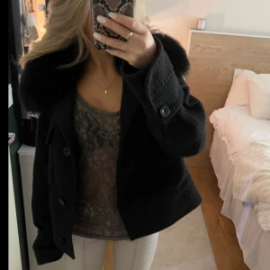 Meotine jacka -  En meotine sin jacka som är runt ett år gammal, den är välanvänd men den har tagits hand om, lite nopprig. Storlek M-L men passar mig som har S