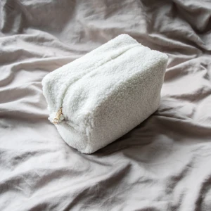 Vit teddy necessär  - Köp sker via chatten och inte direkt på annonsen. Superfin och mjuk necessär i vitt teddy tyg med guldfärgad dragkedja. Perfekt för att förvara smink, hudvårdsprodukter eller andra småsaker när du reser eller hemma på sminkbordet.