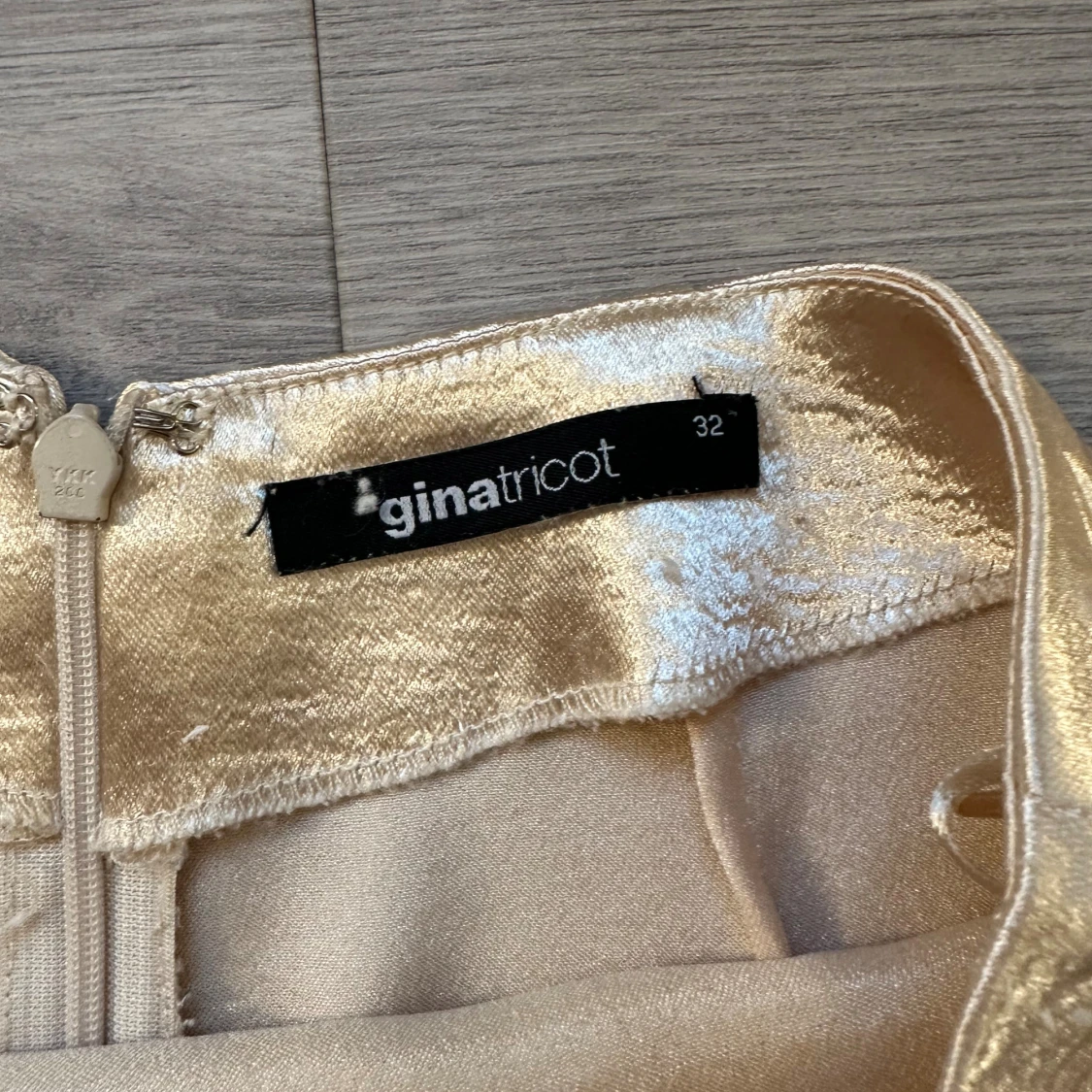 Champagnefärgad satin minikjol ifrån Ginatricot  - 4