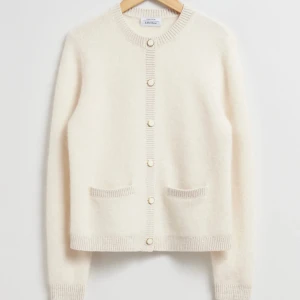 Krämvit kofta från & Other Stories - Superfin krämvit kofta från & Other Stories💗 säljer den för 700 då nypriset är 1300💗 koftan är också i mycket bra skick!!!☺️☺️jag har andvänt tröjan 3 gånger. Kan även diskutera pris!!!!